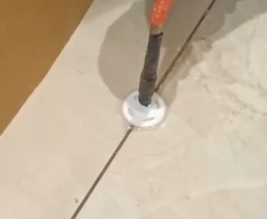 如东瓷砖空鼓维修公司专业解答瓷砖在铺贴过程中，如果没有涂抹均匀到位的粘结材料（如水泥砂浆或瓷砖胶），可能会导致以下问题