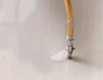 如东瓷砖空鼓维修公司专业解答在瓷砖铺贴过程中，如果使用的砂料过粗（如全部使用了粗砂），可能会导致以下问题